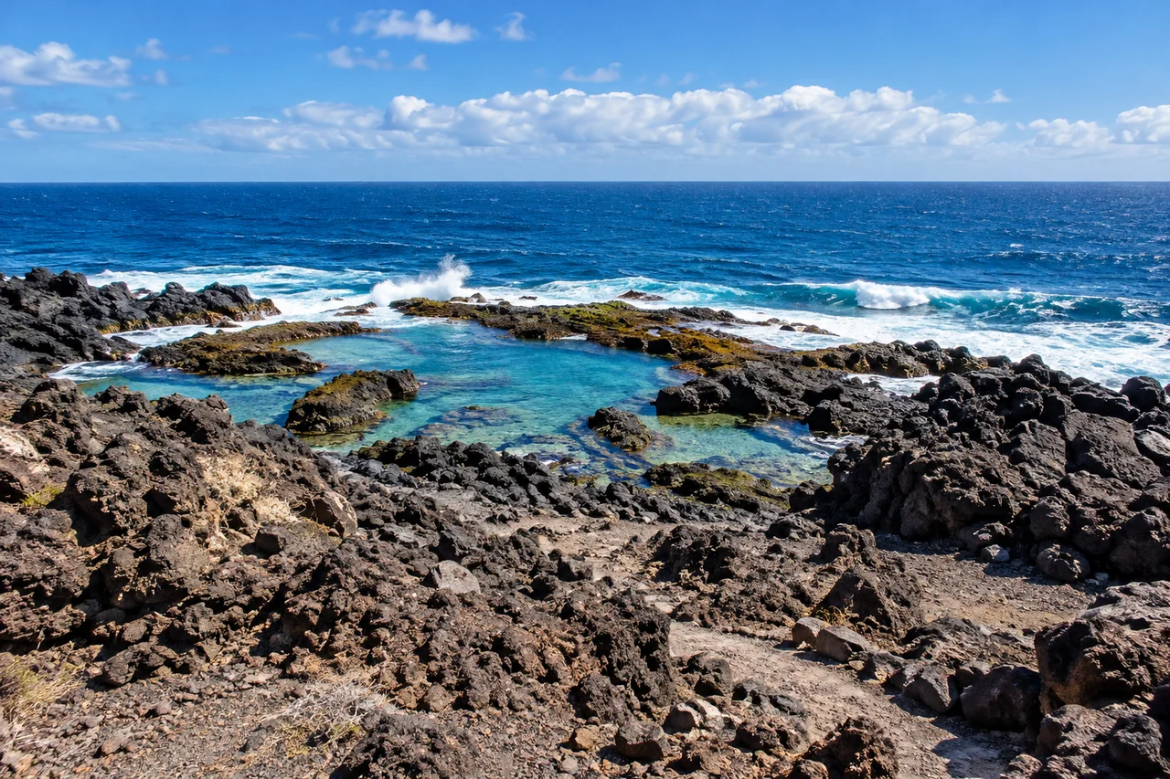 Pequeño vaso azul y costa baja de lava junto al Charco de Don Gabino