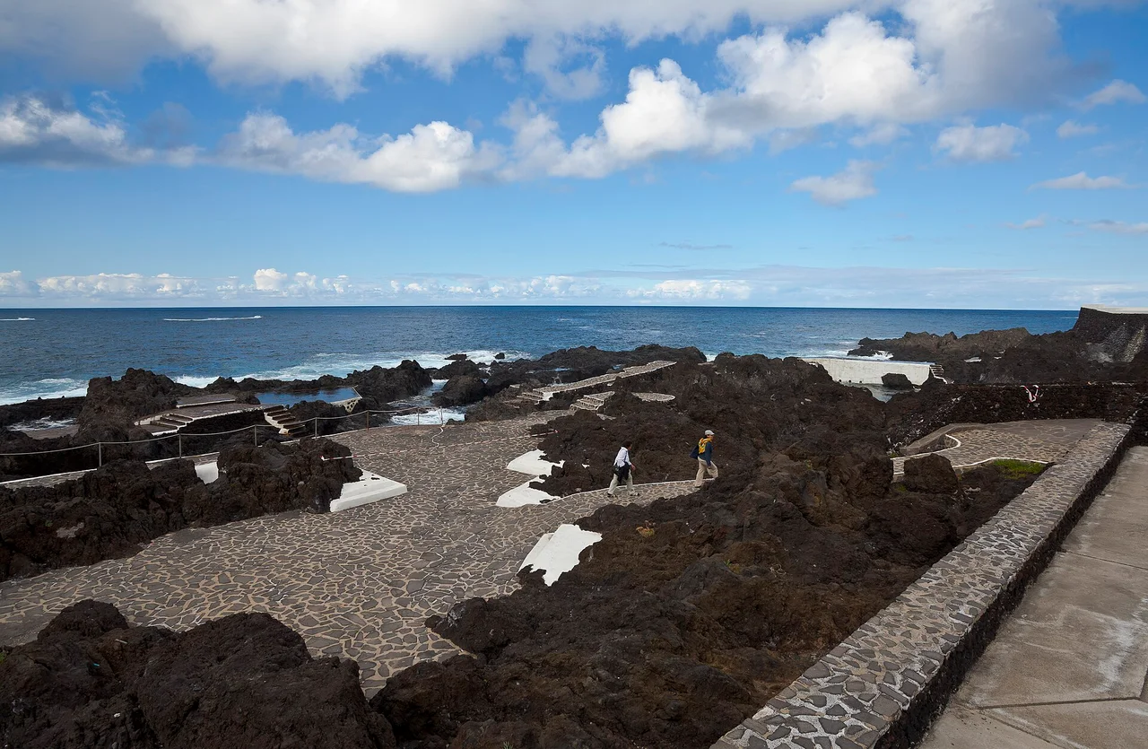 Vasos de lava, agua clara y caminos de piedra en El Caletón de Garachico
