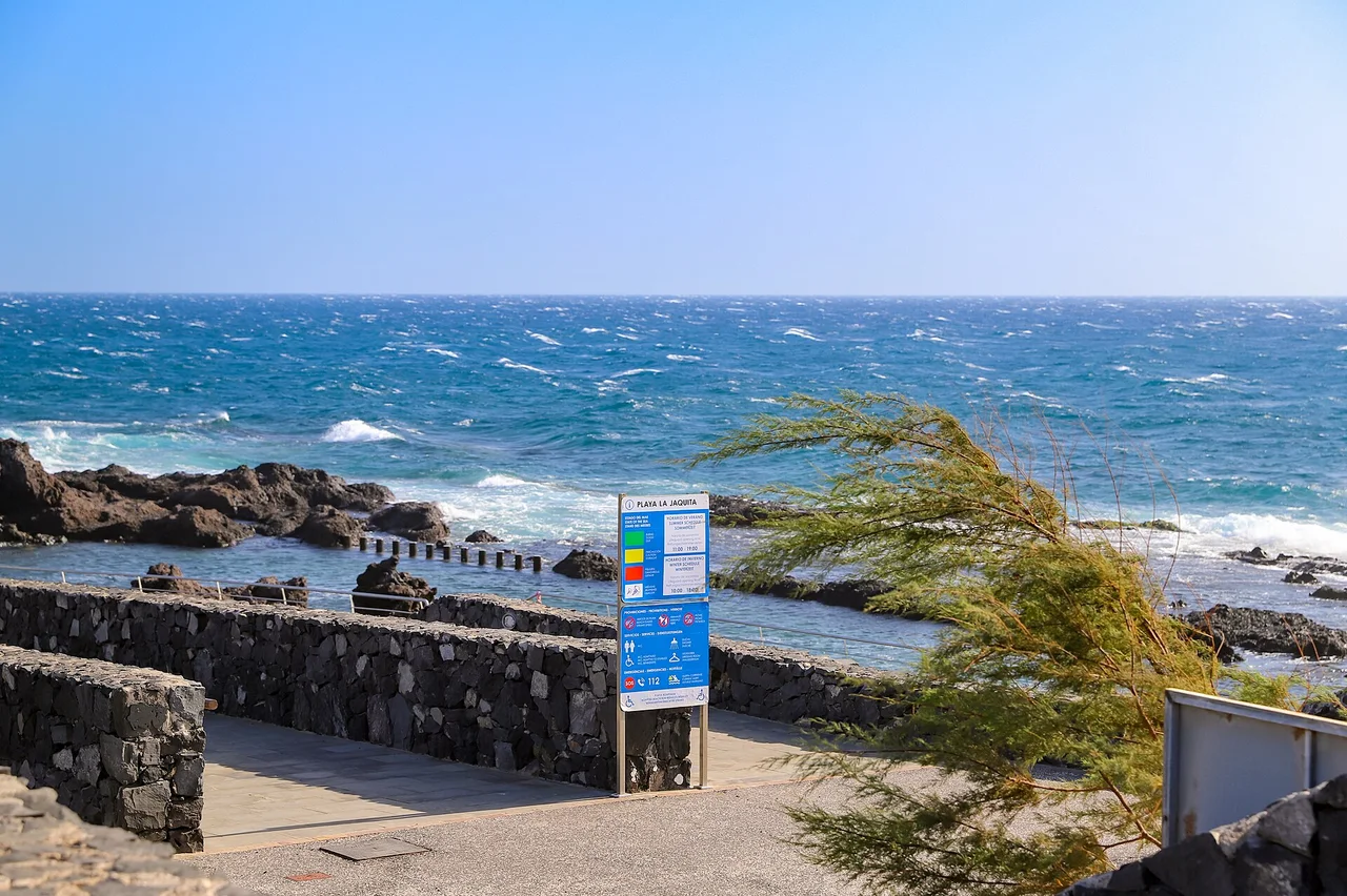 Atlántico azul y calas volcánicas en La Jaquita de Alcalá