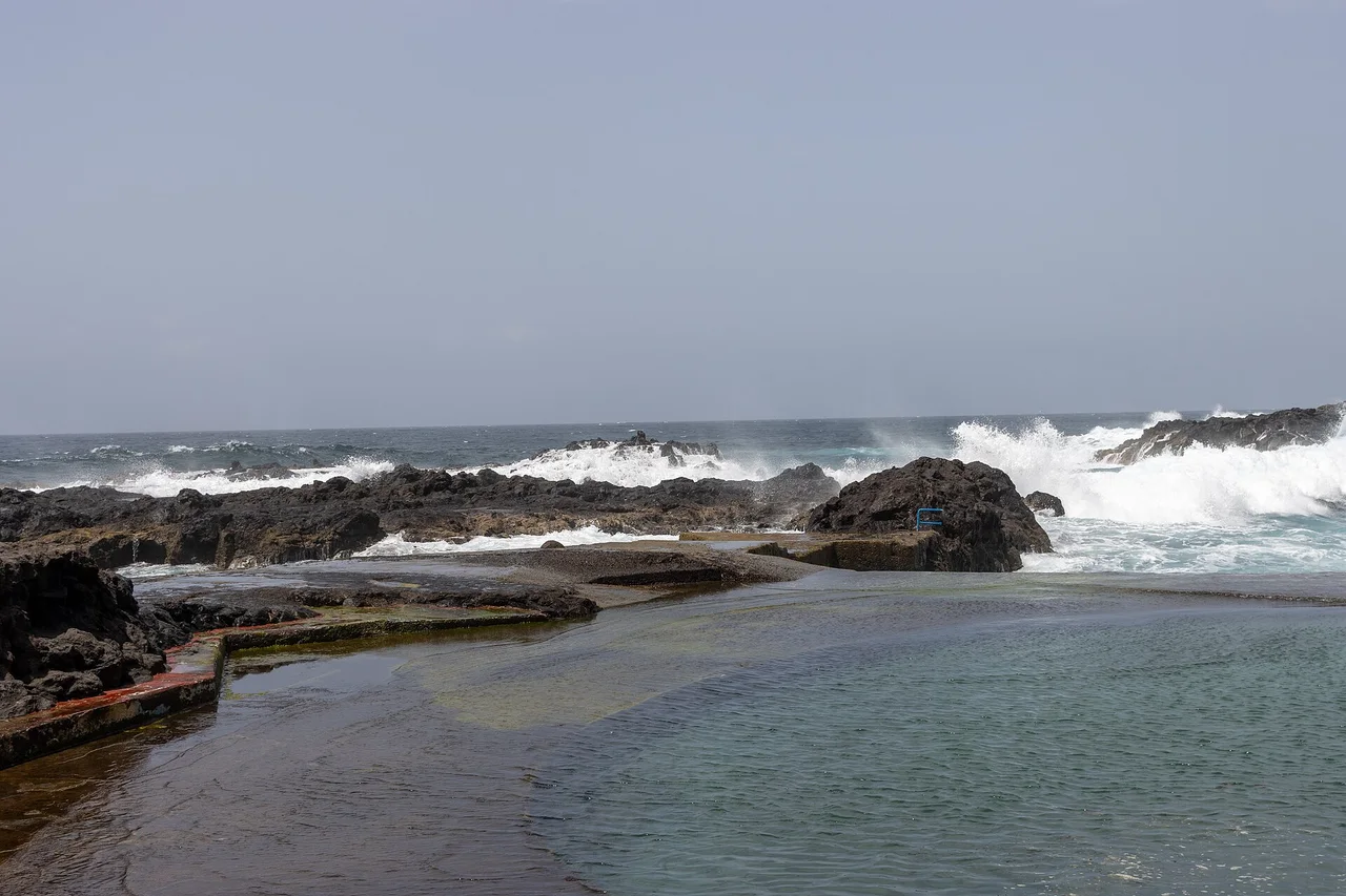 Piscina marina entre roca volcánica y olas del Atlántico en Mesa del Mar