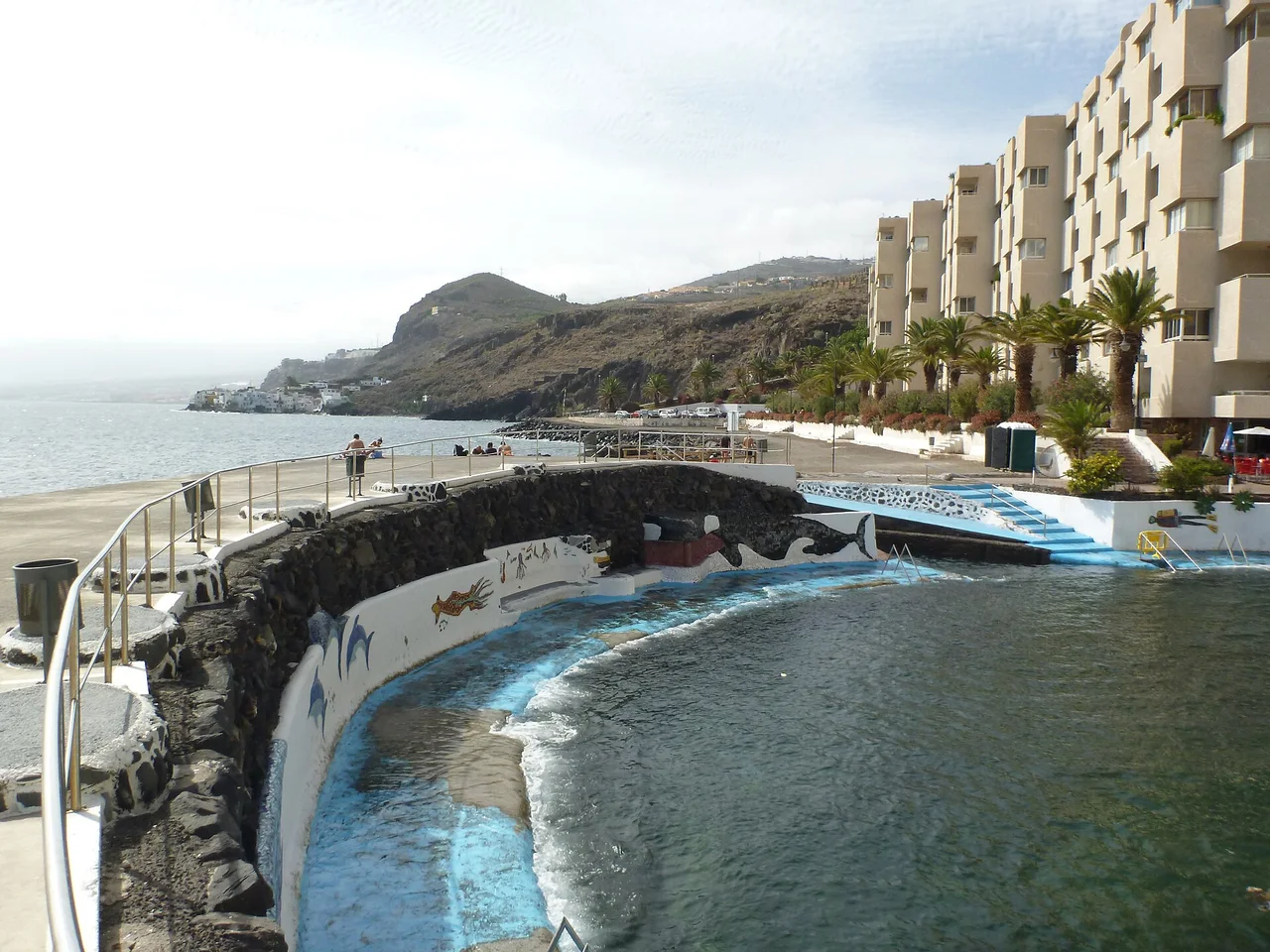 Piscina marina costera con muros blancos y barandillas en Tabaiba Baja