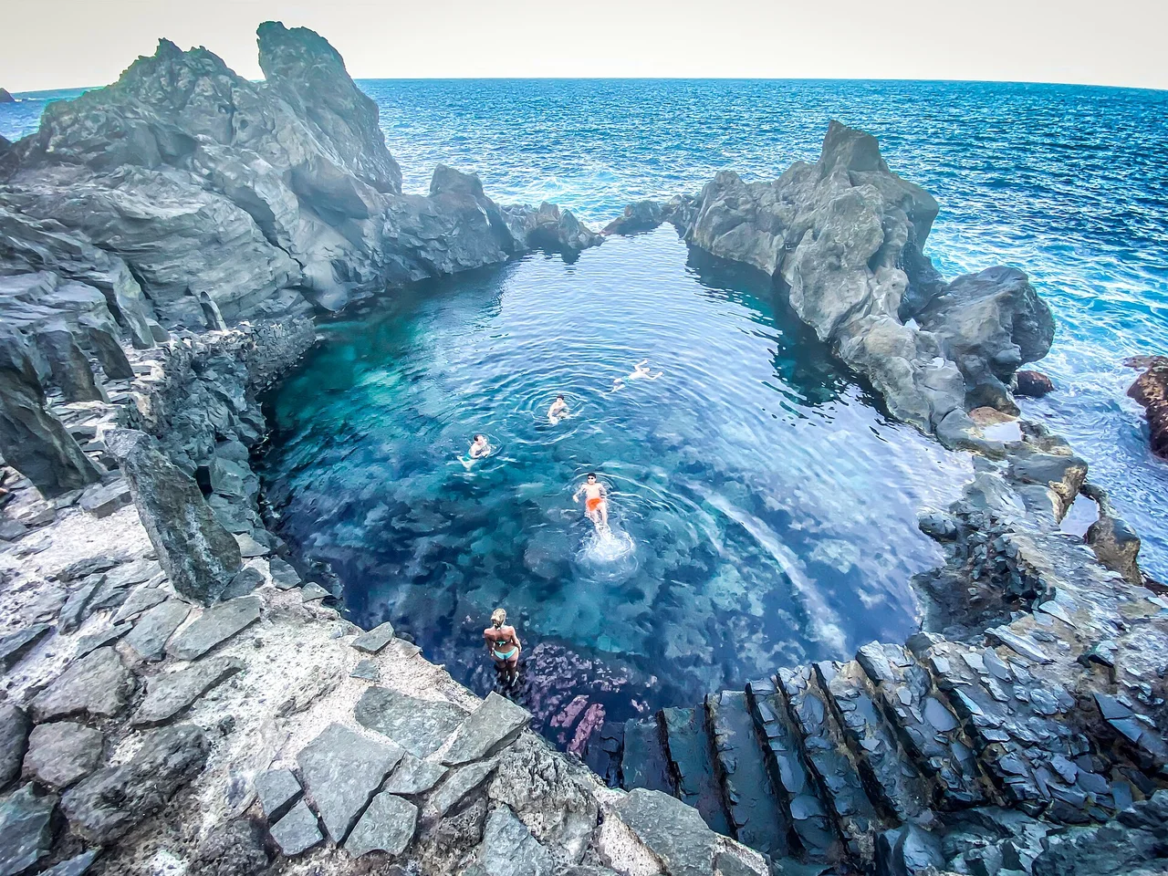 Vaso azul y formaciones de lava negra en el Charco del Viento
